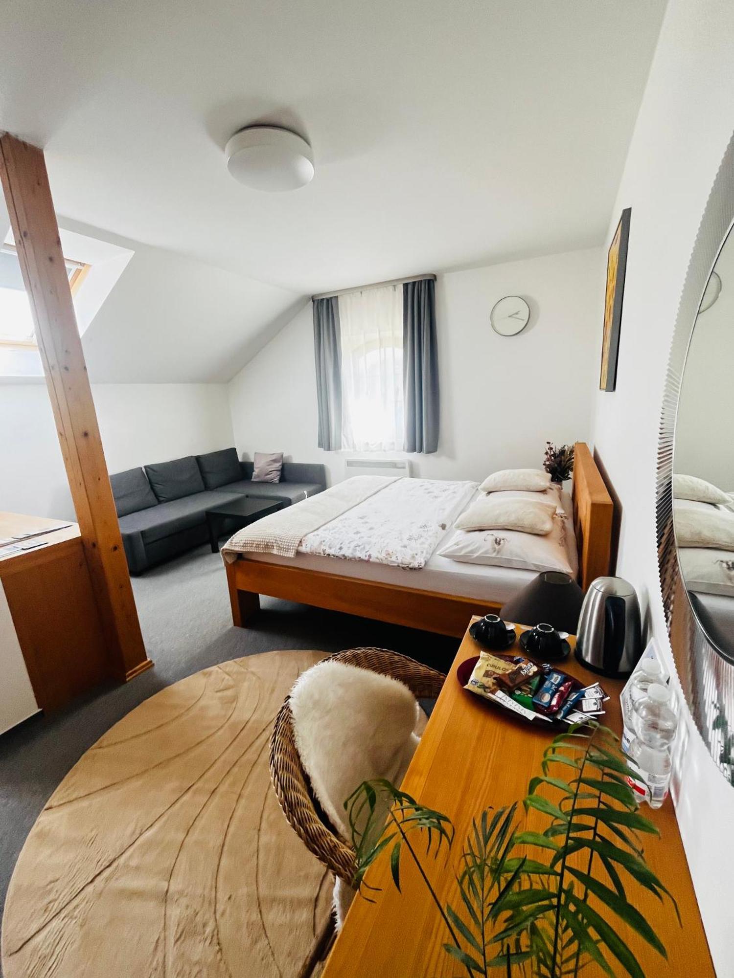 Penzion Krasny Sklep Znojmo Exteriör bild